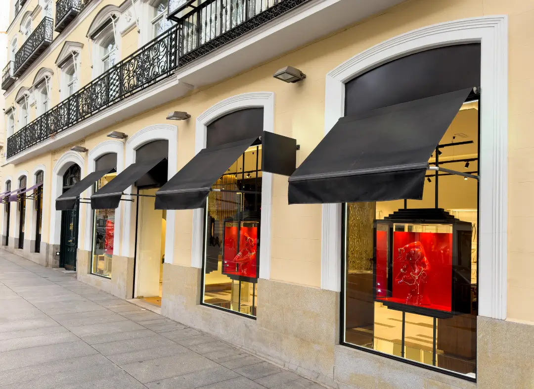 Façade vitrine de magasin en aluminium sur mesure à Saint-Gilles-Croix-de-Vie